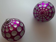 2 boules de Noël fuchsia et paillettes argentées.