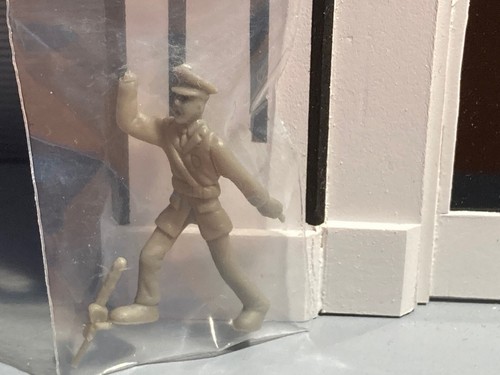Figurine policier avec - :,