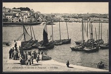 CPA Audierne, Le Quai de Poulgoazec, bateaux de pêche et foule sur le quai 