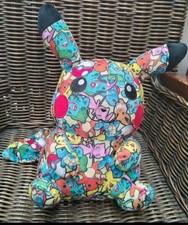 Peluche PIKACHU "All-Over Print" Motifs Pokémon 1ère Gén. - 23,5 cm