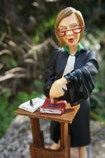 FO84011   FIGURINE METIER L  AVOCATE AVOCAT LADY LAWYER  FORCHINO EXCEPTIONELLE