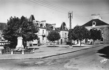 Carte DOL DE BRETAGNE Le Monument aux Morts et la Poste Enseigne RENAULT