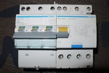 DISJONCTEUR TETRAPOLAIRE