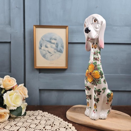 Adorable grand chien kitsch