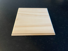 socle carré en bois brut pour