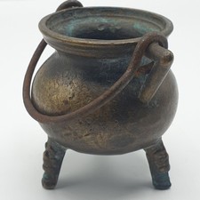 Antique Chaudron Miniature Tripode en bronze, visages sculptés sur les pieds