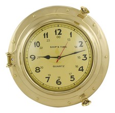 Horloge dans le hublot