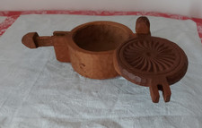 ingénieuse  boîte à sel en bois de pin sculpté du Queyras, art populaire