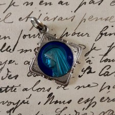 ANCIENNE Médaille Vierge Marie émail bleu métal argenté losange Lourdes