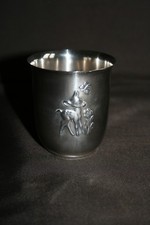 Timbale ancienne en métal argenté décor en relief  Hoka