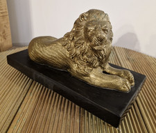 Statue lion en bronze doré