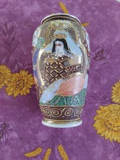 Petit Vase en Porcelaine Japon "Satsuma" Décors Colorés et Motifs en Relief