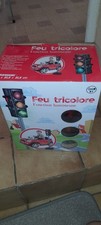 Feu tricolore + 3 panneaux routiers