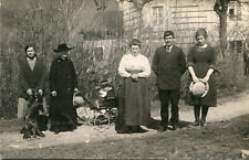 Carte PHoto à identifier Groupe de gens Chien Poussette Maisons Semble en Suisse