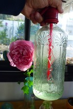 siphon eau de seltz. Très beau siphon forme originale tube rouge, bouchon rouge.