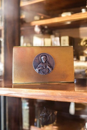 Boîte religieuse plate