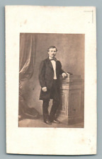 CDV HOMME POSANT PRES D'UN LIVRE DANS LE STUDIO PHOTO FRANCK PHOTOGRAPHE A PARIS