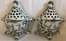 MOUSTIERS OLERYS LAUGIER PELLOQUIN. PAIRE BOUQUETIERES APPLIQUES PIQUE FLEURS