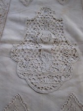 Ancien dessus de berceau en tulle et dentelles