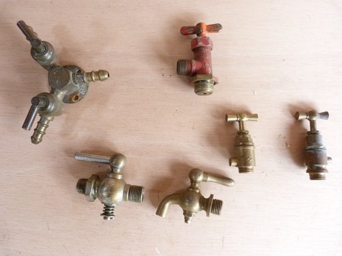 Lot anciens robinets laiton - lot,