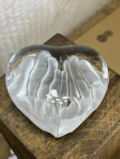 Sculpture Cristal presse papier 'le cœur sur la main' Signé Daum France