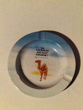 CENDRIER PUBLICITAIRE METAL CIGARETTE CAMEL SA LEGERETE ME FAIT COURIR (JARC262)