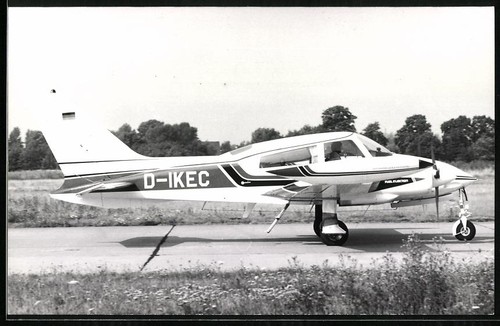 Photographie avion bimoteur - , à