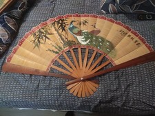 Ancien grand éventail bambou , papier motif chinois peint arc de 24cm x 89 cm