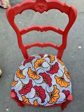 Chaise en bois peinte en rouge mat et recouverte de wax rouge et jaune