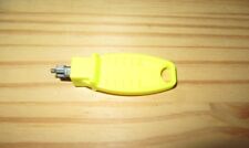 CLEF JAUNE OUTIL DE MONTAGE ET DEMONTAGE DES PETITES FIXATIONS PLAYMOBIL