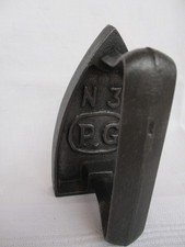 ANCIEN TRES PETIT FER EN FONTE