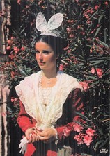 13 ARLES ARLESIENNE EN COSTUME TRADITIONNEL