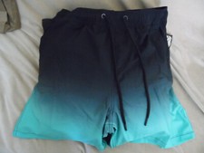 ensemble vert , t shirt et short taille XL