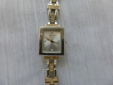 montre femme Guess avec strass fonctionne très bien cadran  1,9x1,7cm tbé