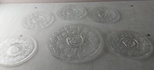 Lot de 5 assiettes + plat décor fleurs en relief, en verre moulé, style Lalique
