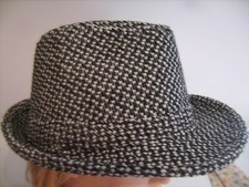 Beau chapeau homme pied de