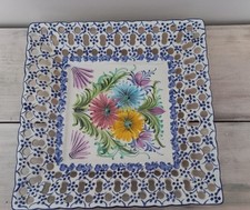 Plat carré en faïence, bords