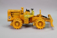 LL323 NZG 135 1/50 Engin TP Rouleau compacteur Caterpillar 825B