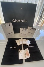 CHANEL - POCHETTE EN TISSU - DUST BAG - ECHANTILLON DE PARFUM ET BROCHE/6316M0