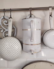 Ancien pot fontaine de lavement en tôle émaillée blanche liseré doré