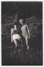 Deux jolies jeunes femmes sexy