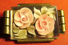 BROCHE ancienne LUCITE gravée