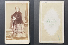 Keller, Augsburg, Jeune femme en jupe écossaise et veste de velours, circa 1865 