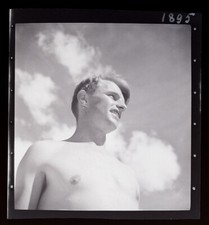 um 1937 ORIGINAL! Mittelformatnegativ, Mann mit nacktem Oberkörper, gay interest