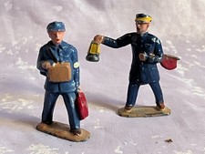 2 personnages plomb gare