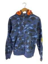 Un Sweat À Capuche Zippé