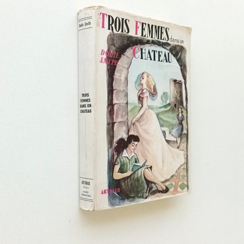 Trois femmes dans château - un,