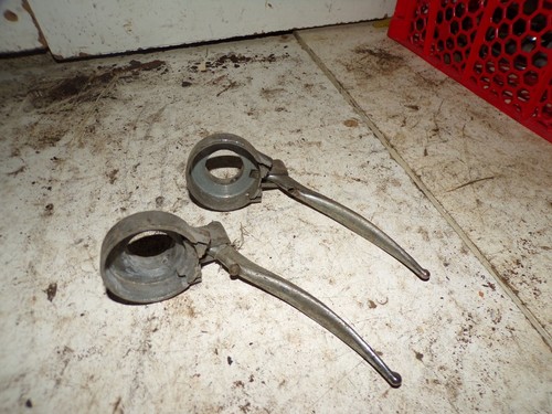 Deux cocottes leviers - leviers, bronze