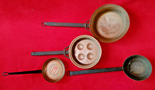 lot  de 4 POÊLONS / LOUCHE cuivre et fer forgés 19ème et 1 de LONVAL  avec scène