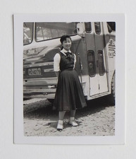 Jeune femme uniforme école